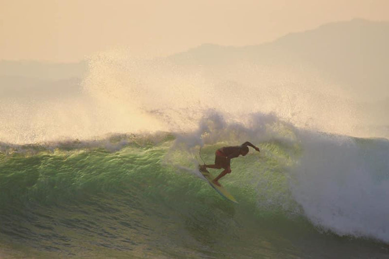Surfing Costa Rica - Surfistas piden precaución a los visitantes en esta Semana Santa debido a un aumento en los oleajes y altas mareas