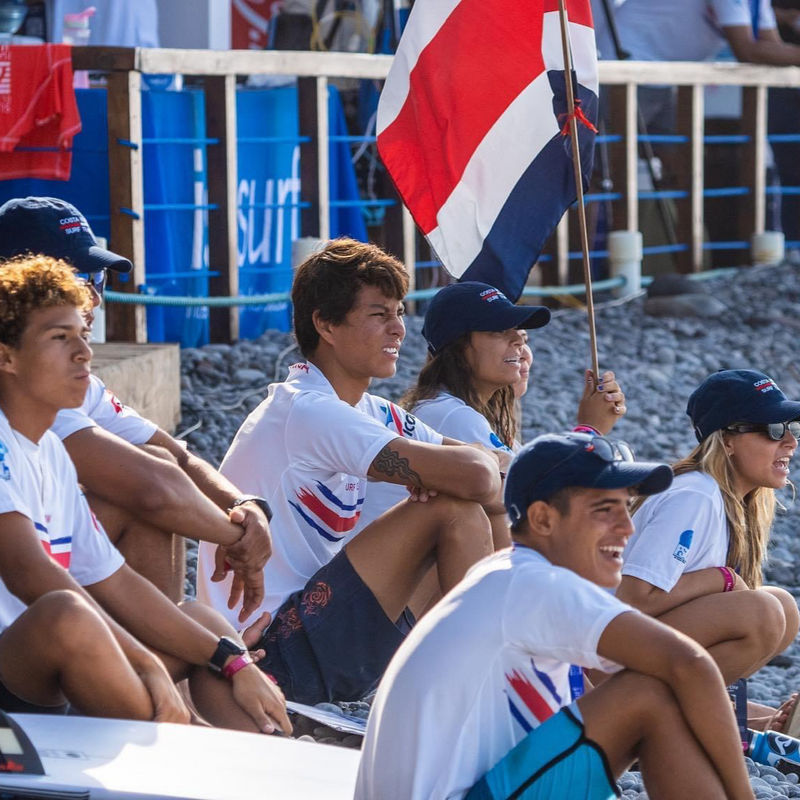 Surfing Republica - Costa Rica continúa con el equipo completo luego del cuarto día de competencia en el Mundial Junior de Surf