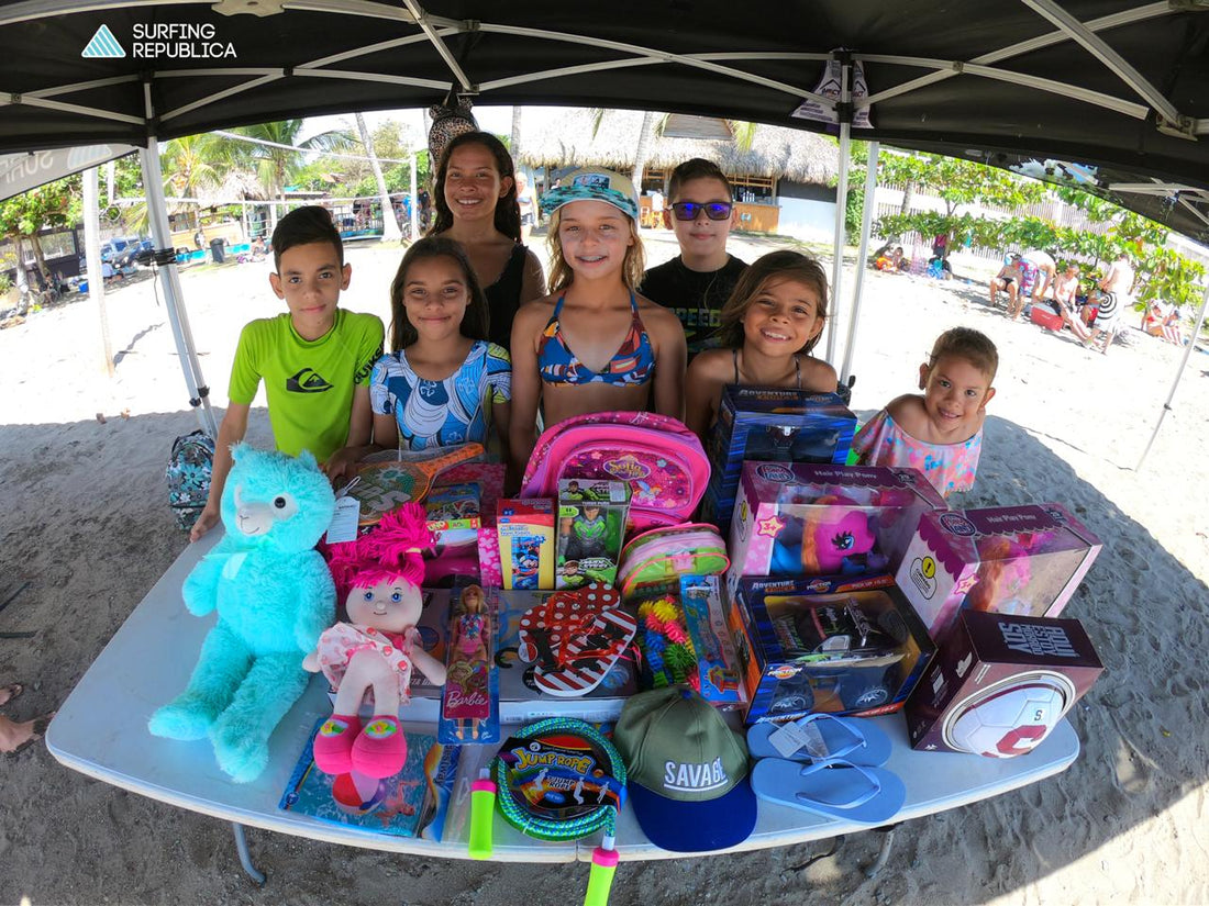 Surfista de tan solo 13 años cambió lecciones de surf por regalos navideños para niños de bajos recursos