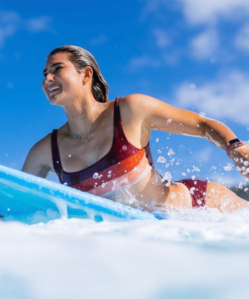 Surfing Costa Rica - Brisa Hennessy hace historia en la Triple Corona Hawaiana de Surf