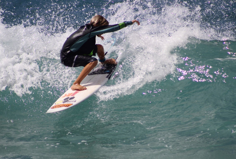 Joven promesa del surfing nacional surfeara olas hawaianas
