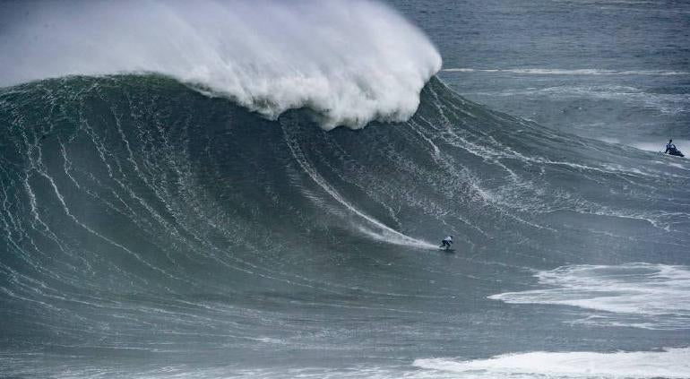 Surfing Costa Rica - Surfista femenina rompe récord Guinness a la ola más grande nunca antes surfeada