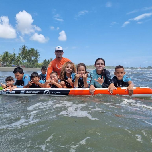 Surfing Republica - Limonense recibe premio internacional por su trabajo con los niños y aporte al surfing nacional