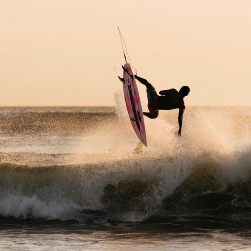Surfing Republica - Marea roja tica busca brillar en Huntington Beach