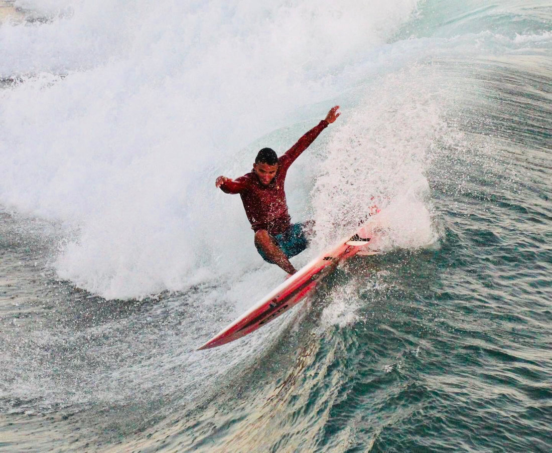 Malakai Martínez está a tres series de la gran final del Mundial Junior