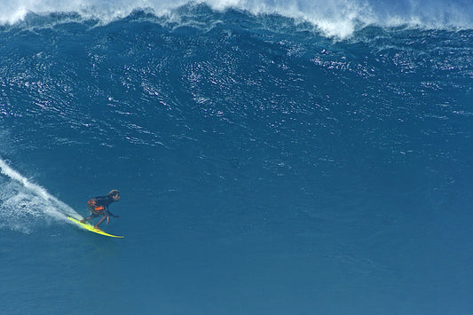 Surfing in Costa Rica - Detrás de la foto Gilbert Brown surfeando un swell enorme en Pipeline