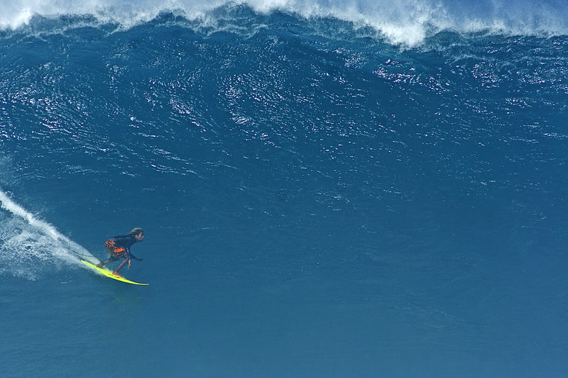 Surfing in Costa Rica - Detrás de la foto Gilbert Brown surfeando un swell enorme en Pipeline
