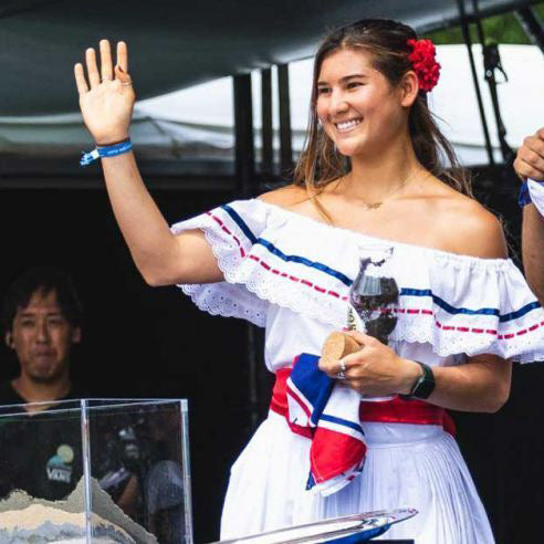 Surfing in Costa Rica - Brisa Hennessy apoyará negocio en Matapalo y donará su salario a familias costarricenses