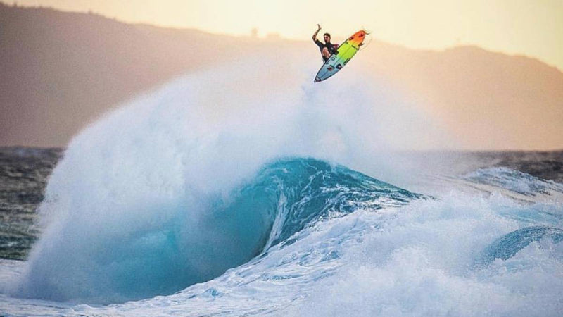 Surfistas ticos podrían competir en reconocido torneo internacional de aéreos