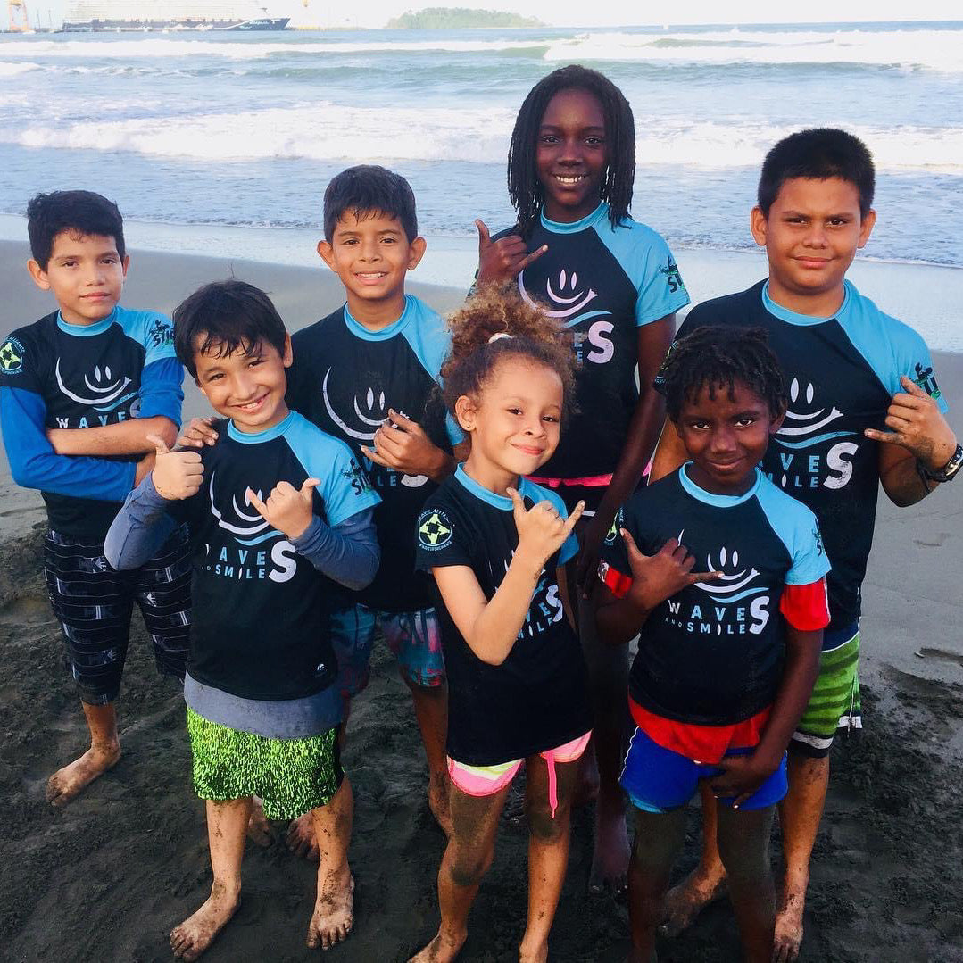 Surfing Costa Rica - Waves and Smiles necesita nuestro apoyo para seguir ayudando a niños del Caribe costarricense