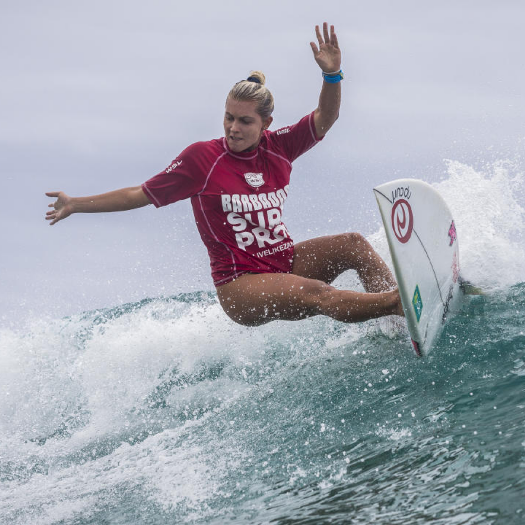 Surfing Republica - Leilani McGonagle avanza a la tercera ronda del Barbados Surf Pro 2022