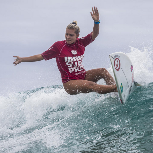 Surfing Republica - Leilani McGonagle avanza a la tercera ronda del Barbados Surf Pro 2022