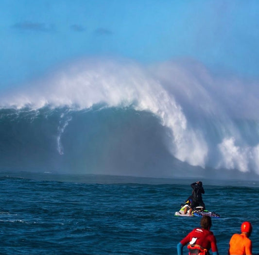 Surfing Costa Rica - Swell gigante azota la isla de Hawái y genera olas épicas