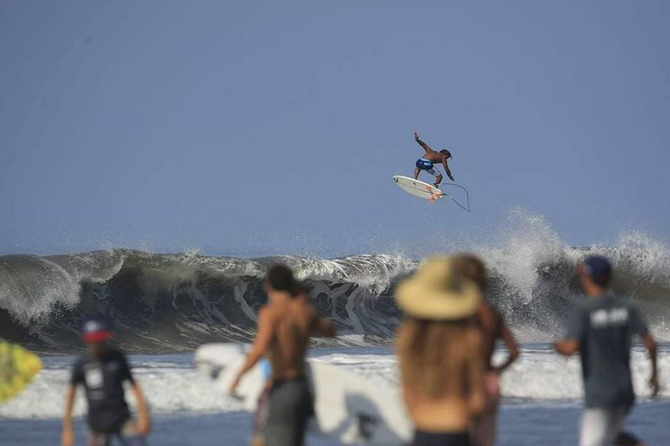 Oscar Urbina y Coral Wiggins triunfan en la primera fecha del Circuito Nacional de Surf