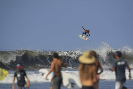 Oscar Urbina y Coral Wiggins triunfan en la primera fecha del Circuito Nacional de Surf