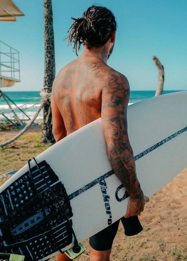 Surfing Costa Rica - Lewis Hamilton cambia la Fórmula 1 por el surf