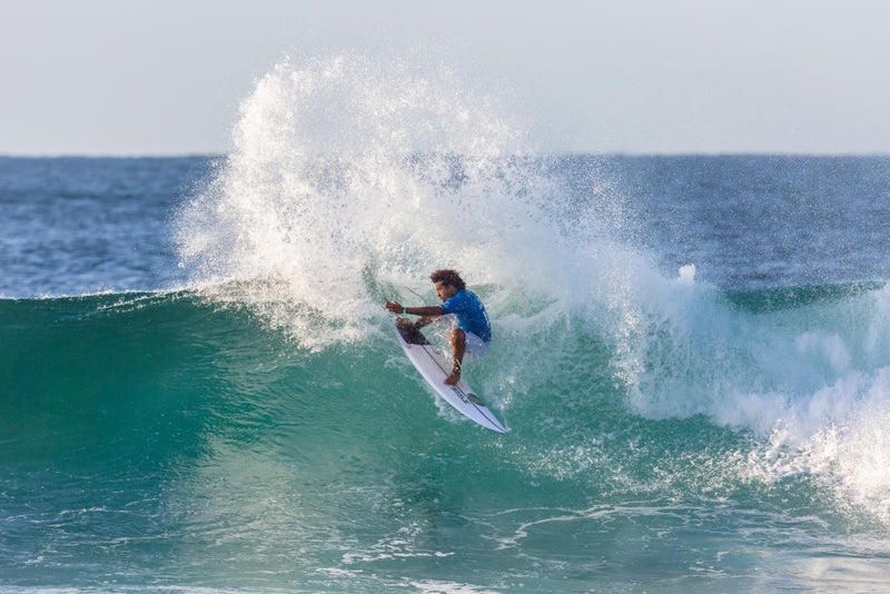Surfista nacional avanza a los cuartos de final en importante parada QS en Sudáfrica