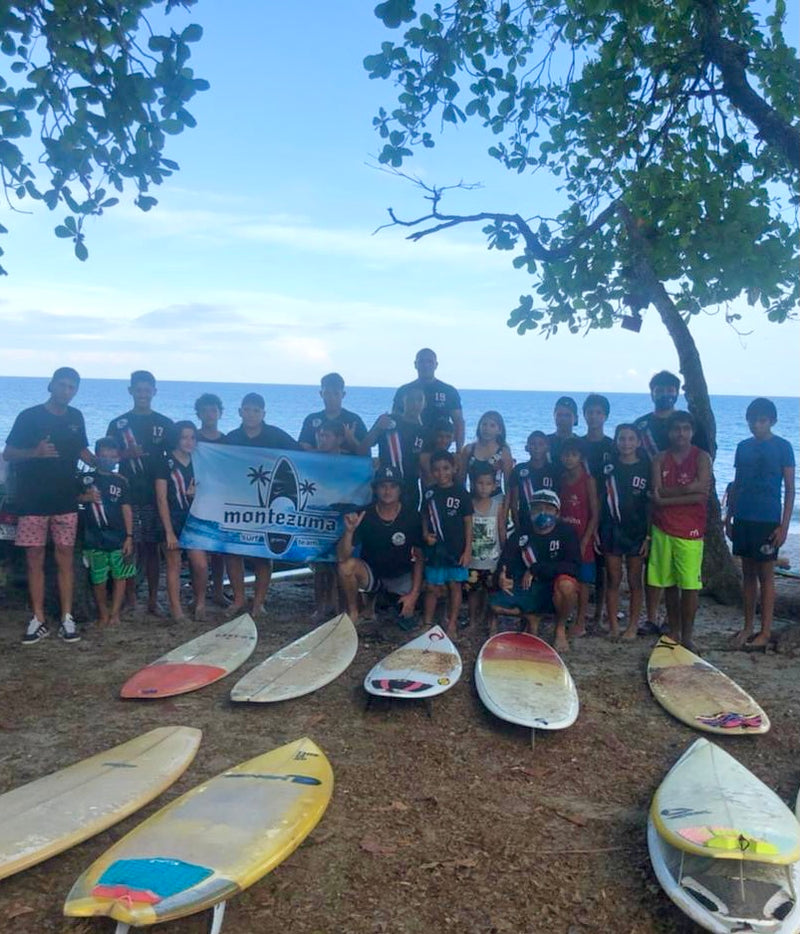 Surfing Costa Rica - Surfistas de Santa Teresa se unen para traer sonrisas a niños de la zona