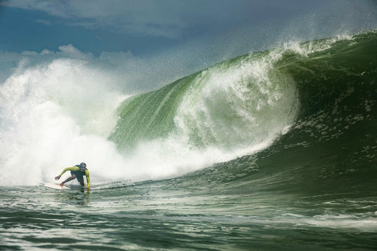 Darshan Antequera tomó el bus y se fue en busca del swell de la década