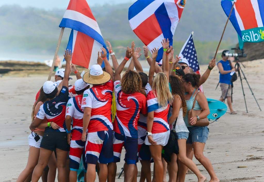 Surfistas ticos viajan al Panamericano en condiciones precarias