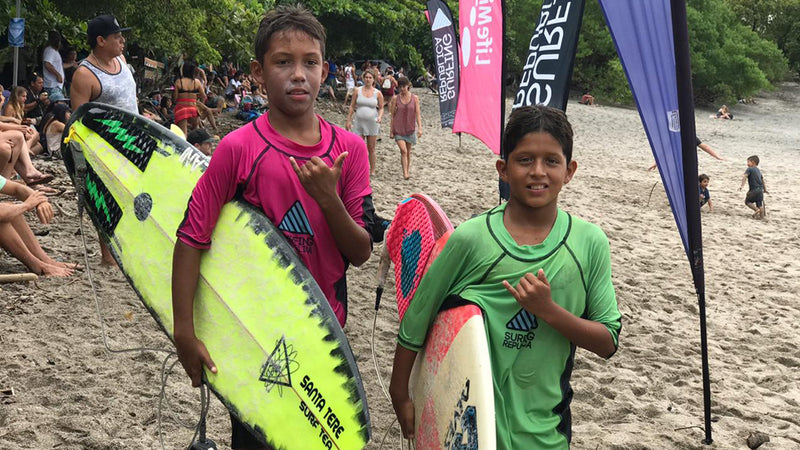 Competencia de surf incentiva a la paz y a decir no violencia en las zonas costeras