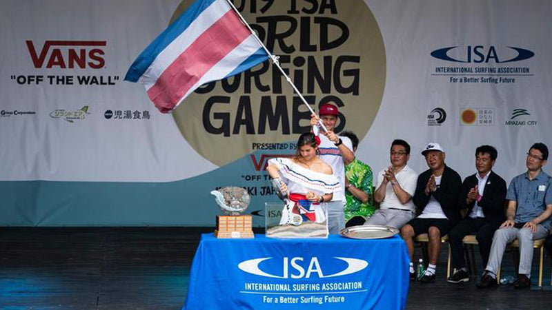 Tica se coloca a tres series de la gran final del Mundial de Surf en Japón